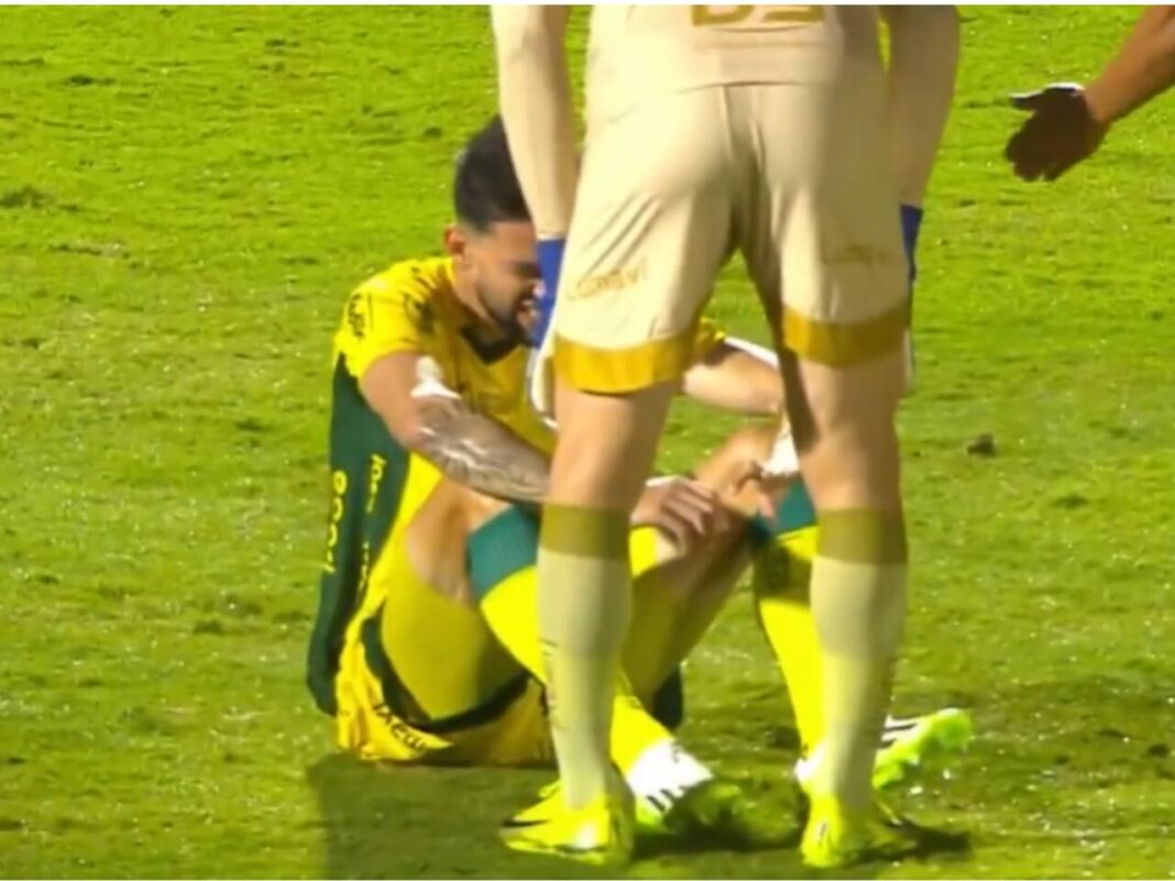 Zagueiro do Mirassol desloca o dedo em forte choque com Vegetti; imagem forte