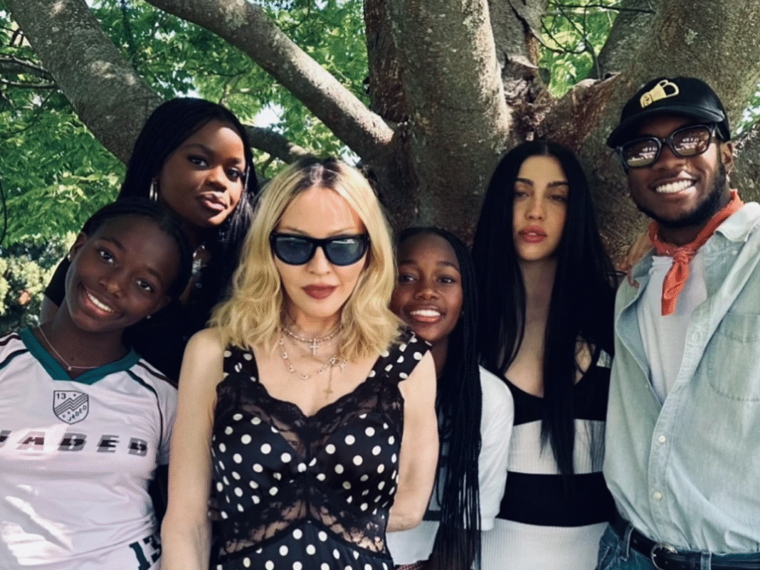 Madonna celebra aniversário na Itália ao lado dos filhos e do namorado