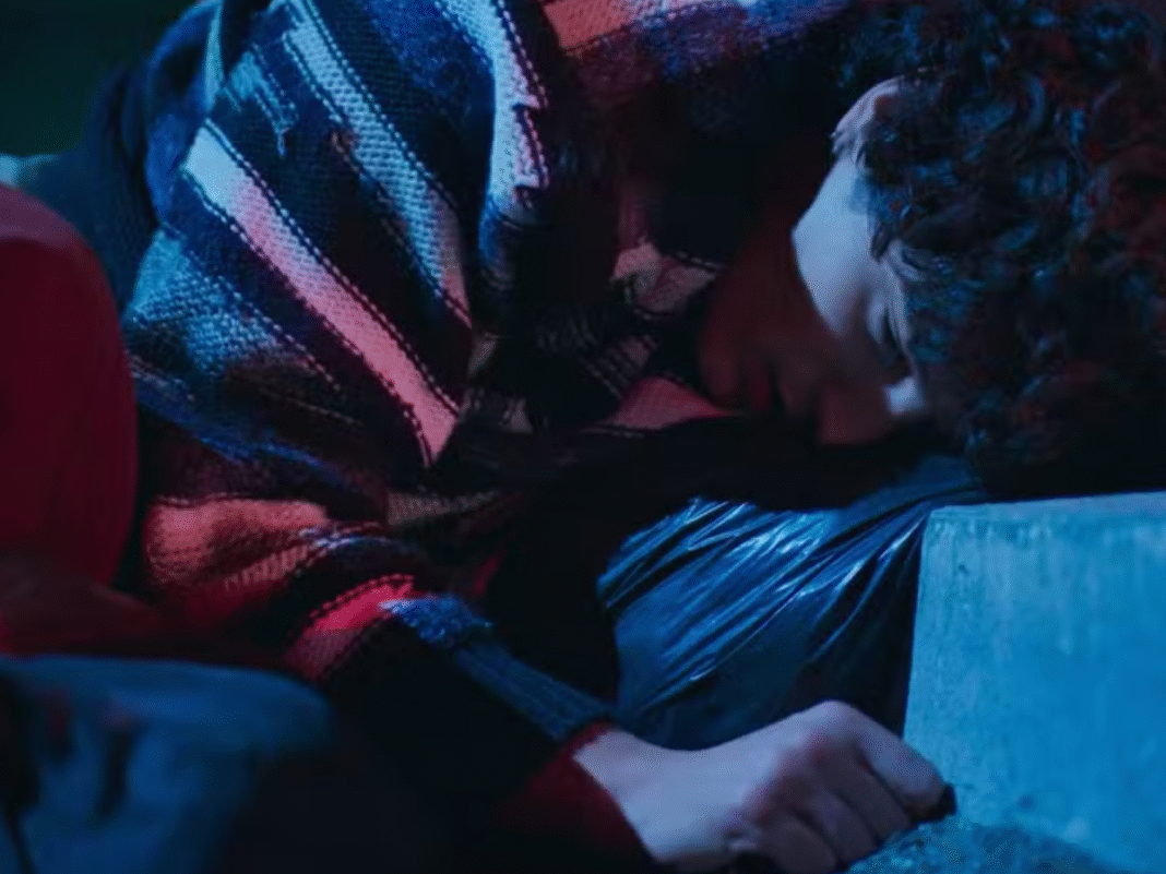 Vale Tudo: Tiago passa por apuros na rua ao ‘imitar’ Heleninha