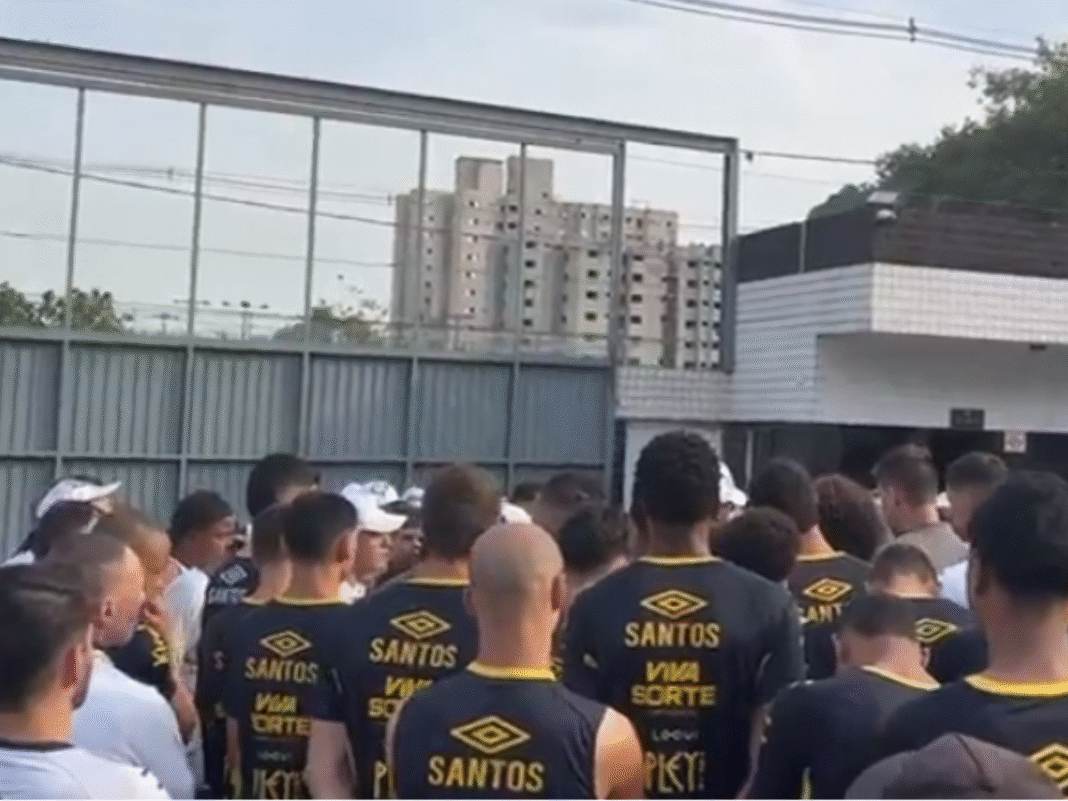 Vídeo: torcida invade CT do Santos