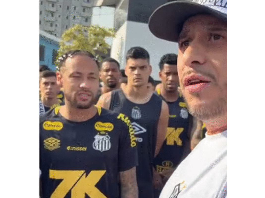 Vídeo: torcedor manda recado na cara de Neymar durante invasão ao CT do Santos