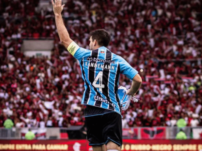 Kannemann renova com o Grêmio (Foto: Divulgação/Instagram)