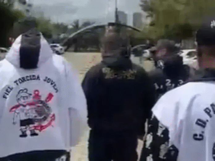 Torcida do Corinthians protesta no CT (Foto: Reprodução)