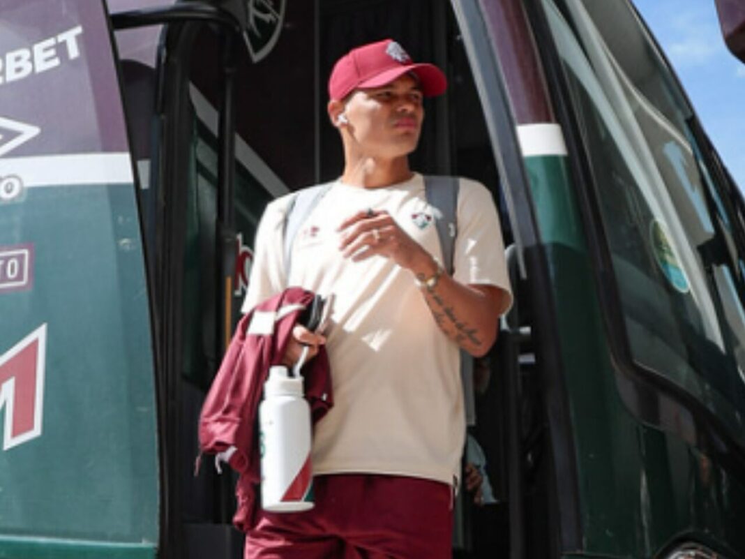 Thiago Silva, do Fluminense, se manifesta nas redes socias após susto no clássico
