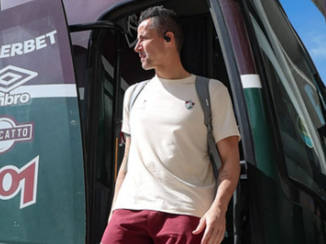 Fábio completa 45 anos e vive ano de recordes no Fluminense; veja números