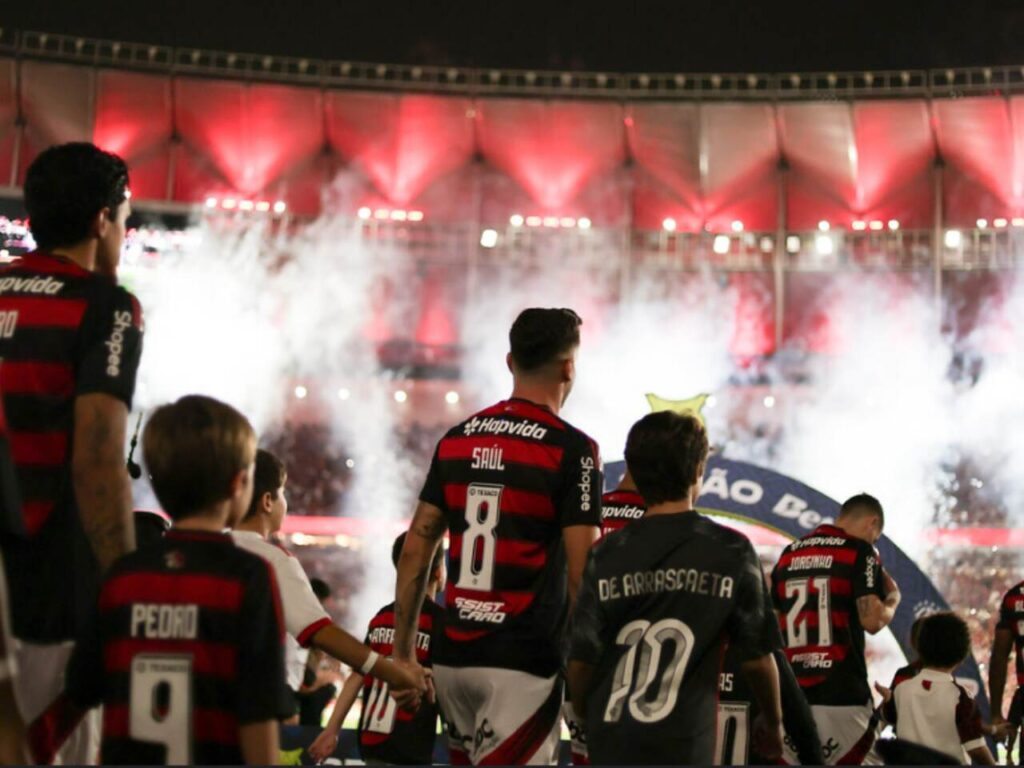 Pedro, Saul e Jorginho em entrada do Flamengo no Maracanã (Foto: Gilvan de Souza/CRF)