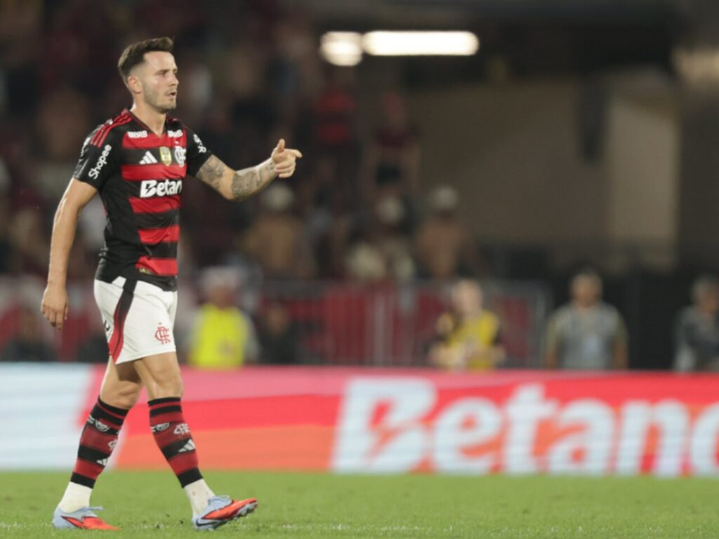 Saúl contra o Estudiantes (Foto: Gilva de Souza/CRF)