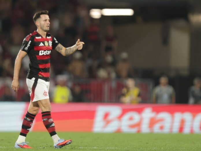 Saúl contra o Estudiantes (Foto: Gilva de Souza/CRF)