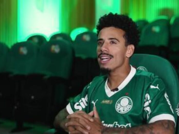 Lucas Evangelista em entrevista pelo Palmeiras (Foto: Reprodulção)