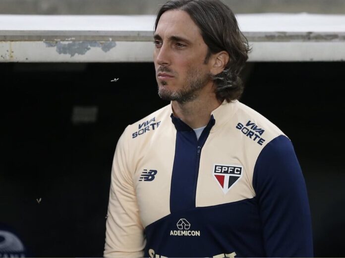 Zubeldia quando comandava o SPFC (Foto: Rubens Chiri/Saopaulofc.net)