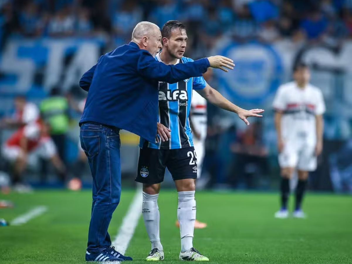 Arthur e Mano Menezes no Grêmio (Foto: Lucas Uebel/Grêmio)