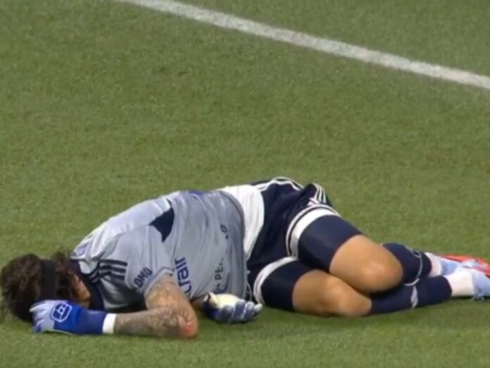 Cássio é atingido por garrafa no Allianz Parque