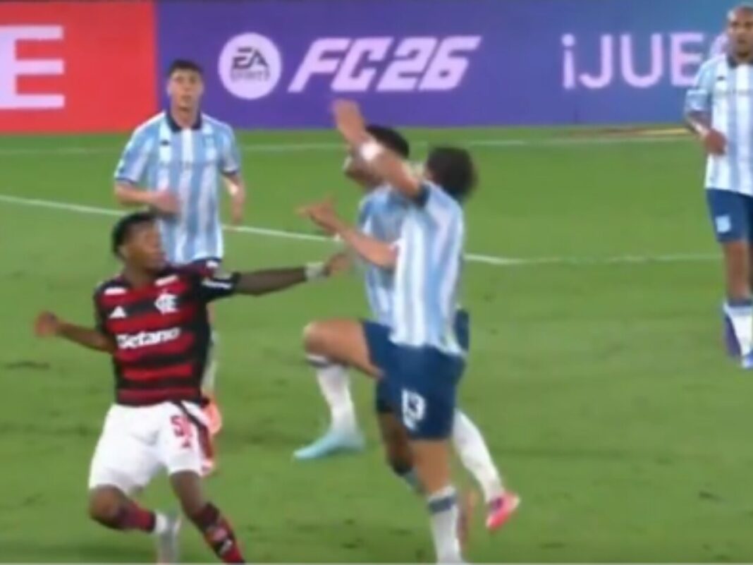 Zagueiro do Racing é atingido por companheiro e fica com o rosto desfigurado; veja