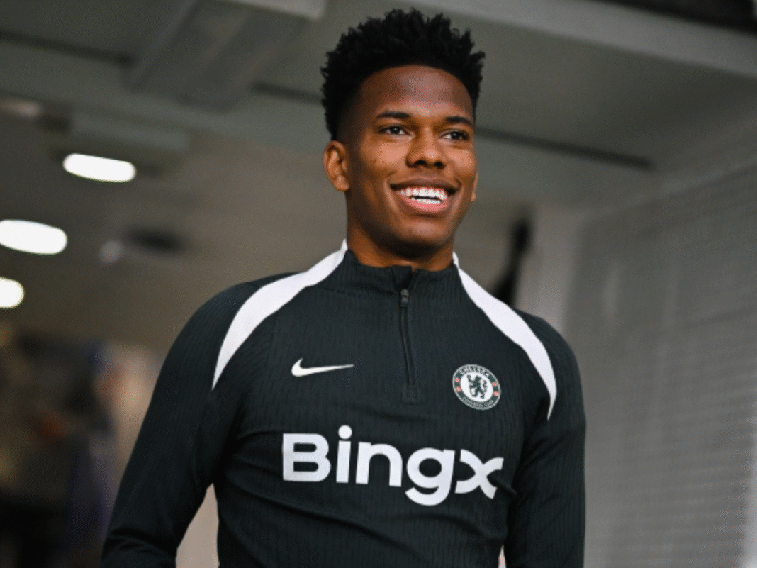 Treinador do Chelsea compara Estevão, ex-Palmeiras, a astro europeu