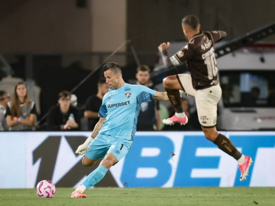 Atuação de Fábio no clássico entre Fluminense e Vasco repercute nas redes sociais