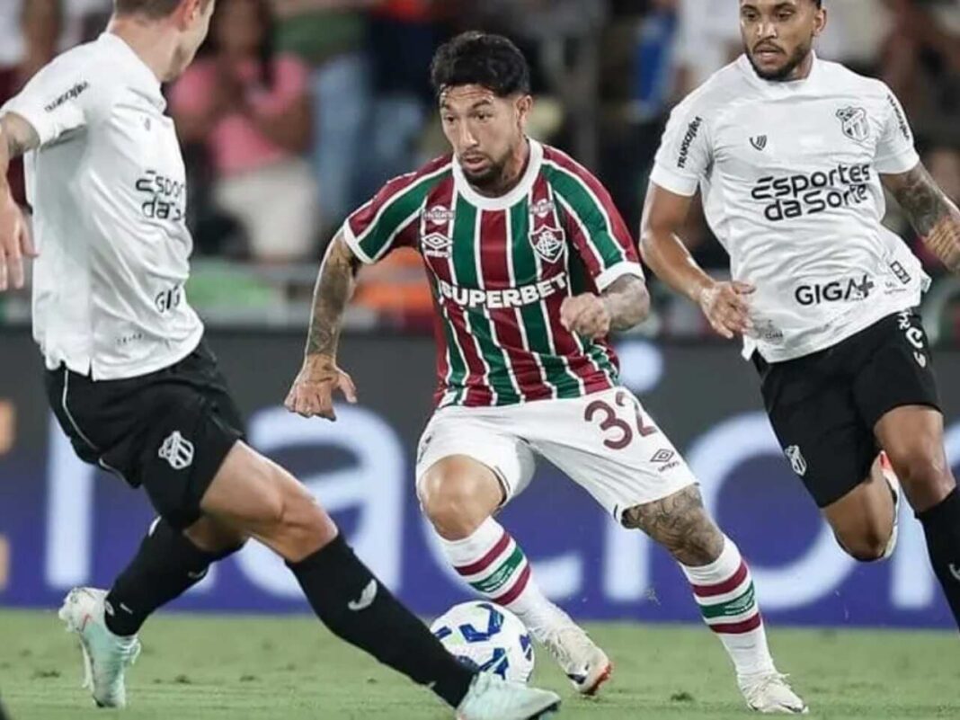 Árbitro assume erro e pede desculpas aos jogadores durante Fluminense x Ceará