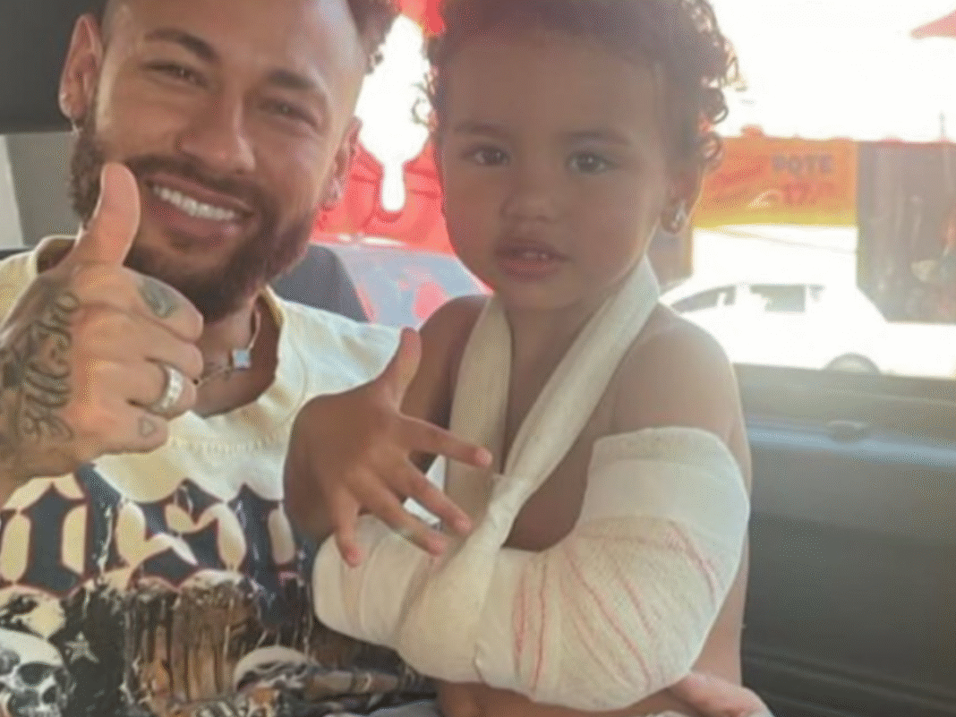 Filha de Neymar aparece com braço enfaixado e preocupa fãs