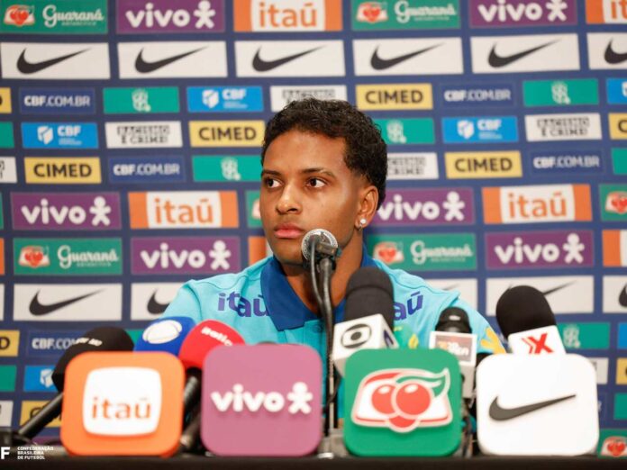 Rodrygo em coletiva de imprensa pela Seleção (Foto: Rafael Ribeiro/CBF)