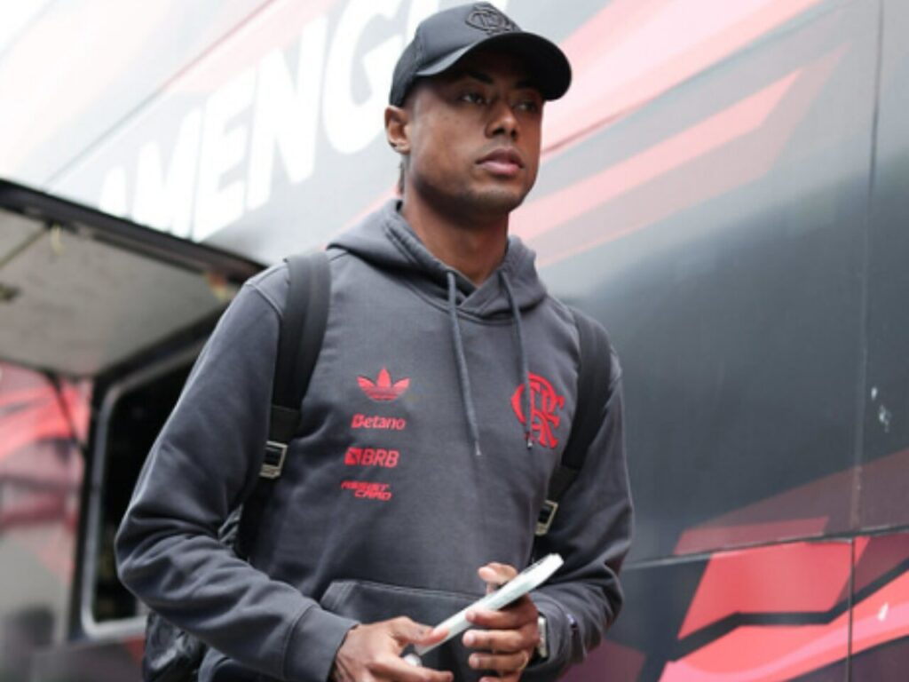 Bruno Henrique em embarque com a delegação (Foto: Gilvan de Souza/Flamengo)