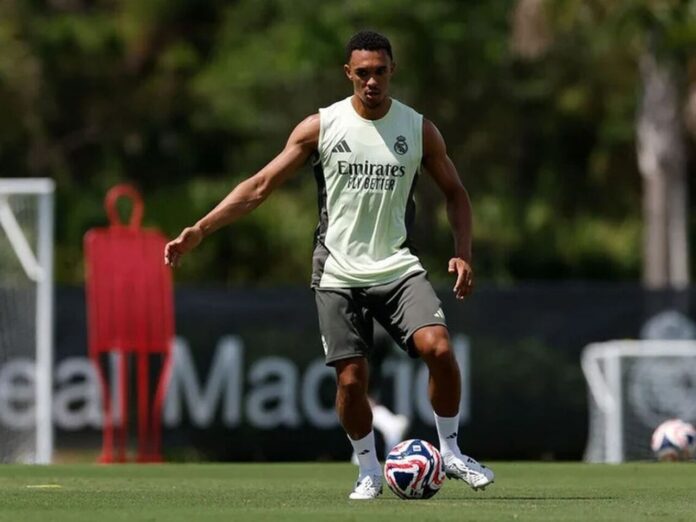 Alexander-Arnold em treino (Foto: Antonio Villalba/Real Madrid)
