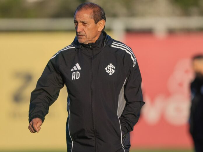 Ramón Díaz em treino no CT (Foto: Ricardo Duarte/Internacional)