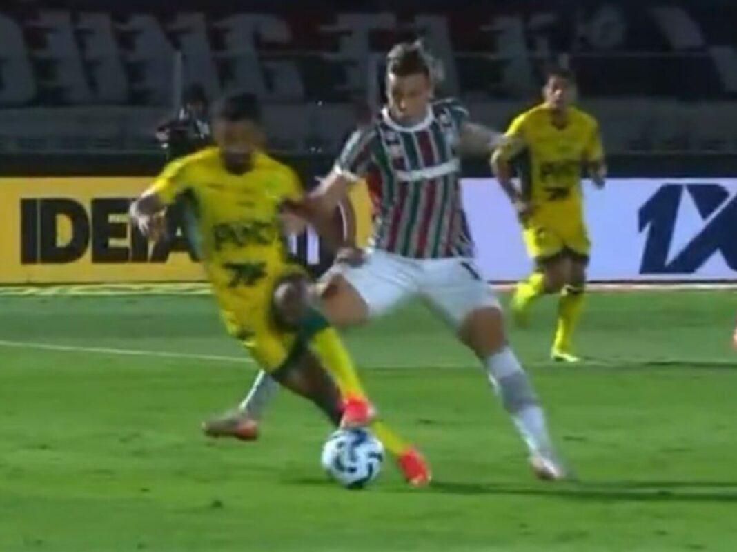 Árbitro de Fluminense x Mirassol admite que interpretou lance errado