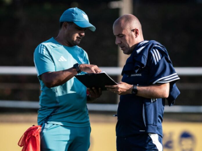 Leo Jardim comanda treino na Toca (Foto: Gustavo Aleixo/Cruzeiro)