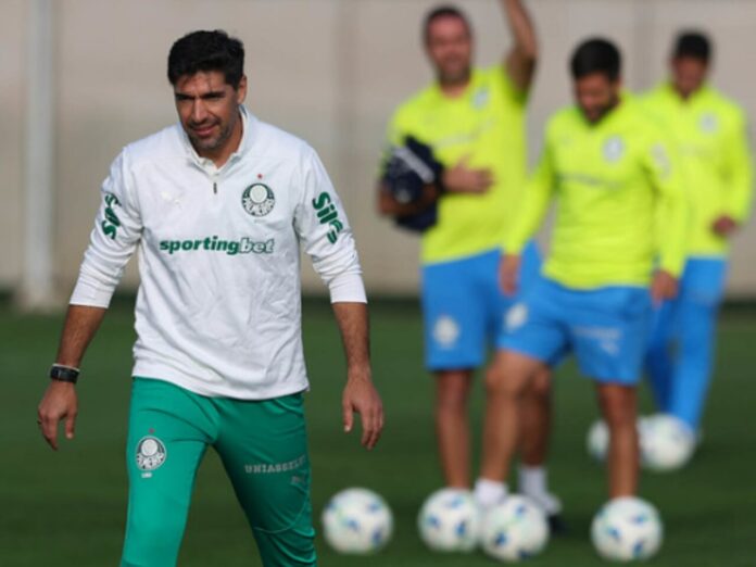 Abel Ferreira em treino pelo Palmeiras, na Academia de Futebol (Foto: César Greco/SEP)
