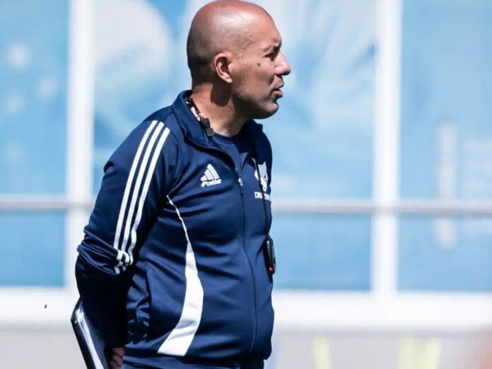 Leo Jardim comanda treino na Toca da Raposa (Foto: Gustavo Aleixo/CEC)
