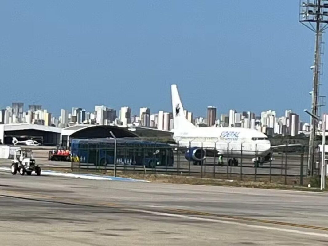 Avião de equipe da Série A enfrenta problemas técnicos no ar