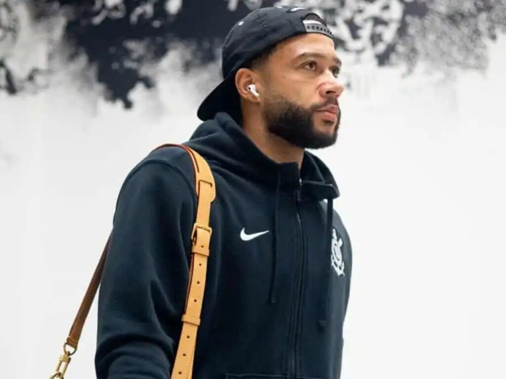Memphis Depay em chegada à Neo Química Arena (Foto: Ag. Corinthians)