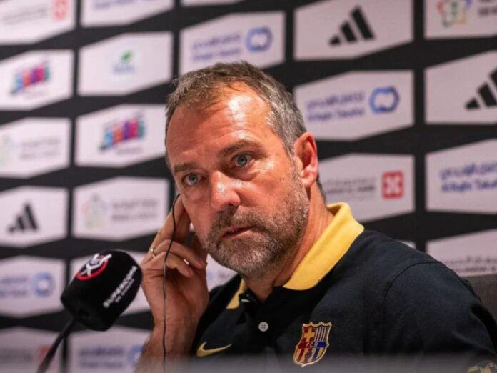 Hansi Flick em coletiva (Foto: Divulgação/Barcelona FC)