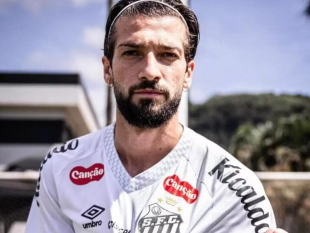 Lautaro Díaz em chegada à Vila (Foto: Divulgação/Santos)