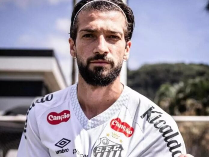 Lautaro Díaz em chegada à Vila (Foto: Divulgação/Santos)