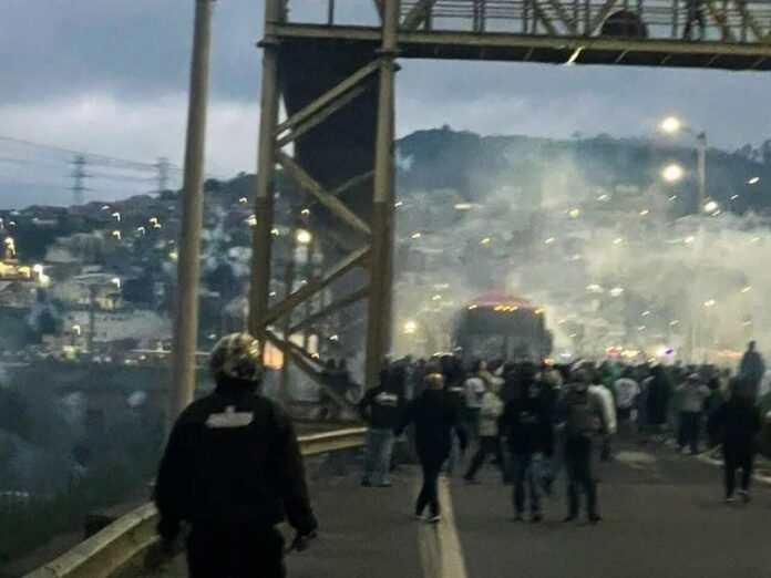 Emboscada de torcida do Palmeiras à do Cruzeiro (Foto: Reprodução/Redes Sociais)