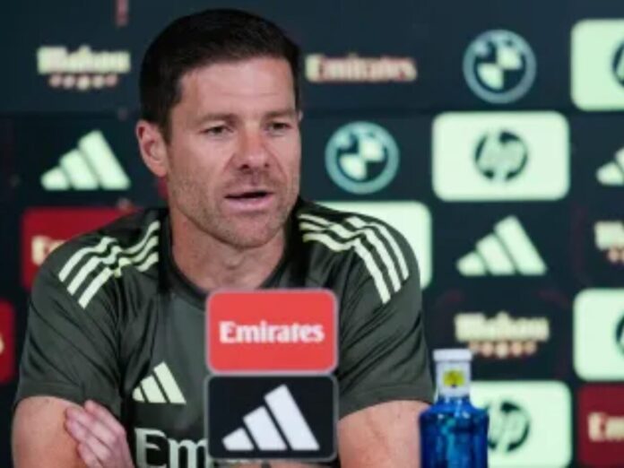 Xabi Alonso em coletiva (Foto: Divulgação)