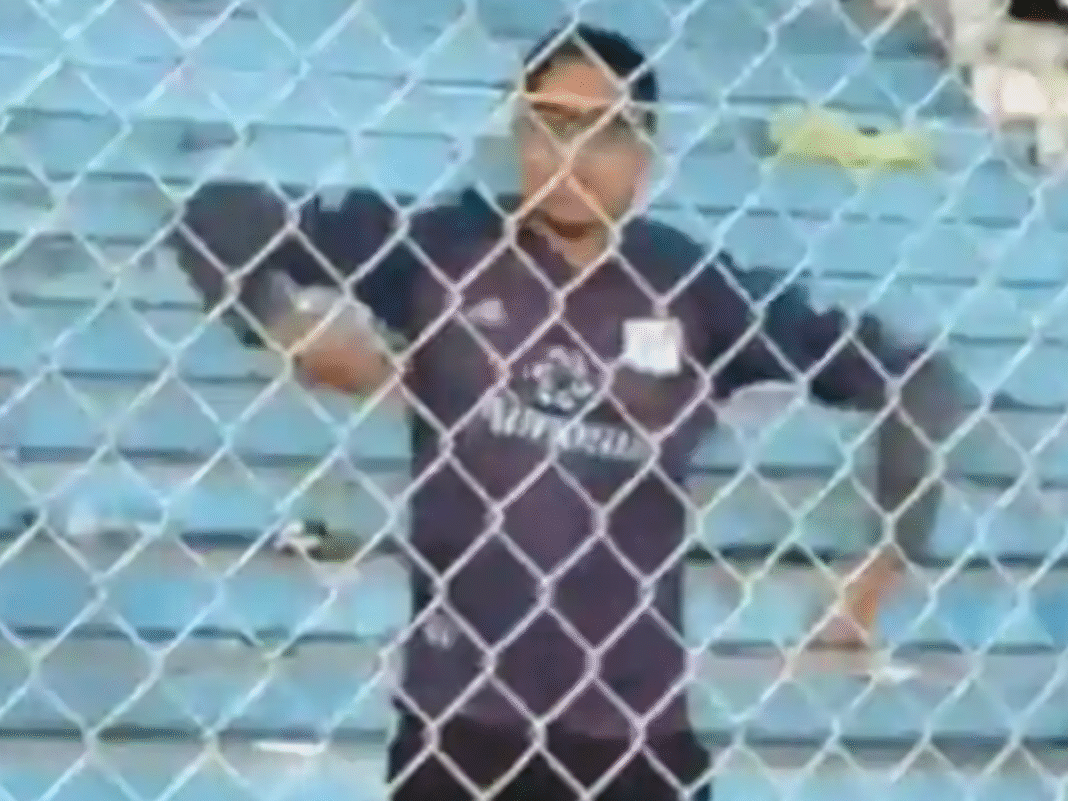 Flagra! Torcedor do Racing faz gesto racista direcionado à torcida do Flamengo; assista