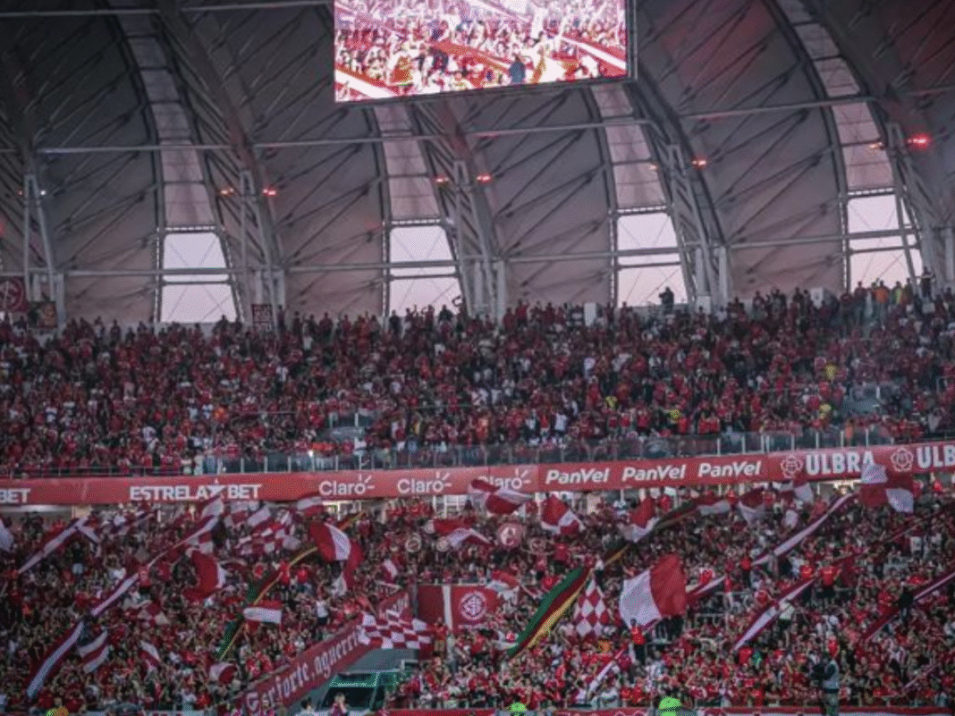 Torcida do Internacional protesta em frente ao Beira-Rio