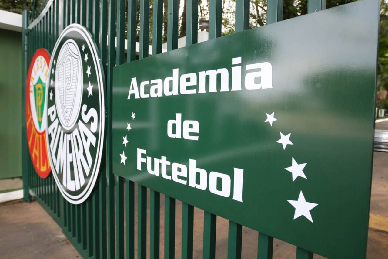 Centenas de torcedores do Palmeiras se reúnem no CT às vésperas da viagem para Lima