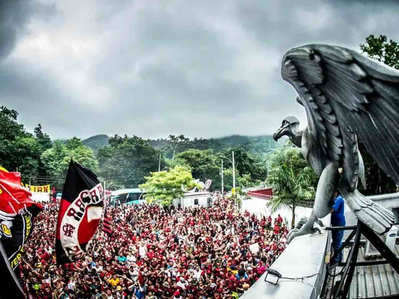 AeroFla na saída do Ninho do Urubu (Foto: Alexandre Vidal/Flamengo)