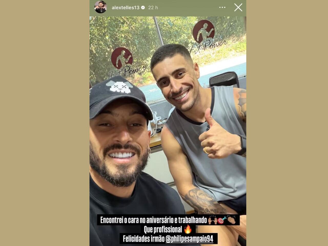 Alex Telles posta com zagueiro Philipe Sampaio, do Botafogo