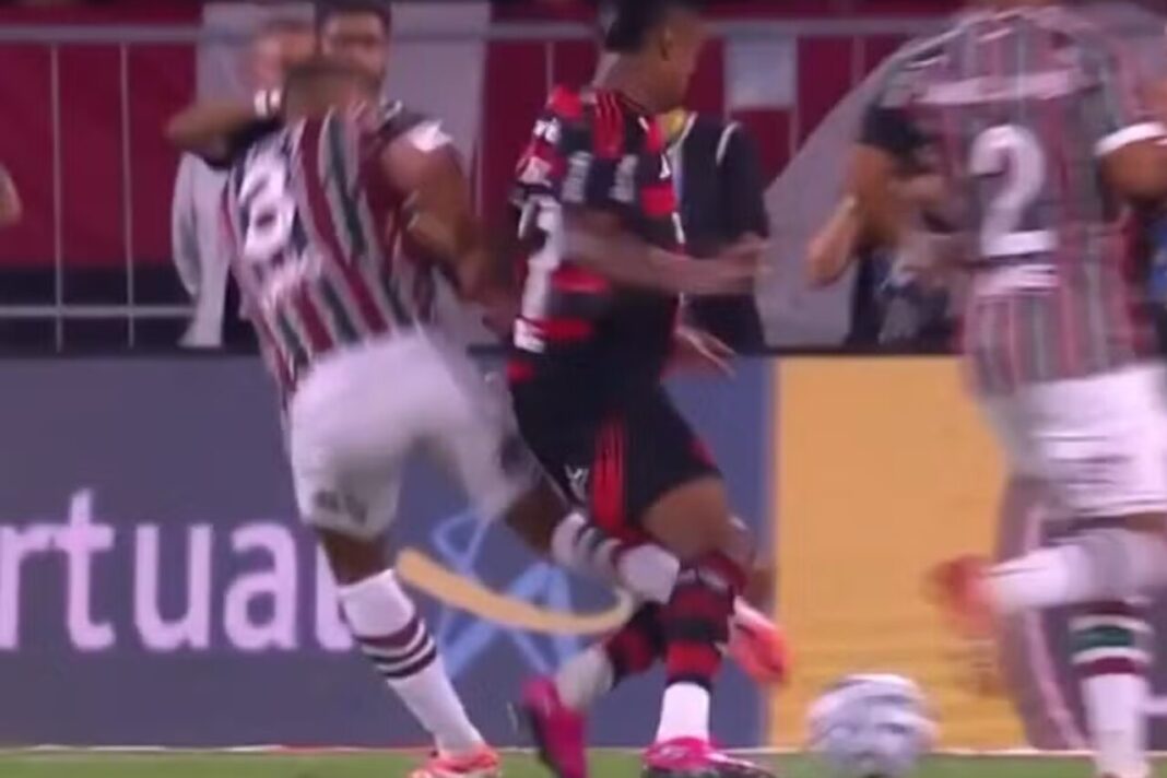 VAR vê exagero de Bruno Henrique em lance com Thiago Silva em Fluminense x Flamengo