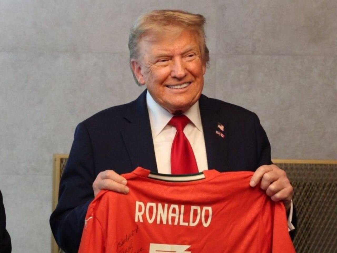 Cristiano Ronaldo presenteia Donald Trump (Foto: Reprodução/X)