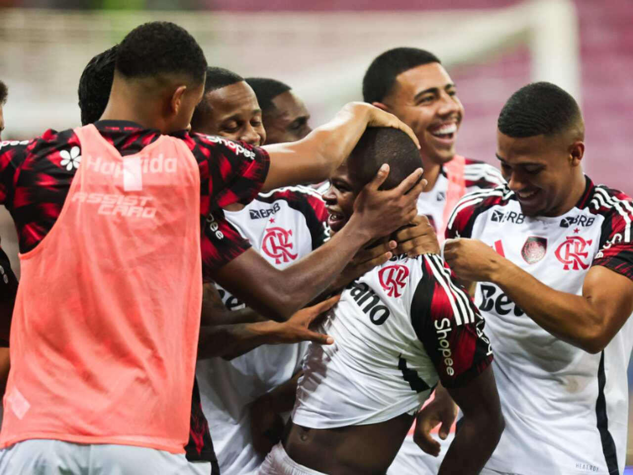 Douglas Telles marca seu primeiro gol como profissional do Flamengo (Foto: Gilvan de Souza/CRF)