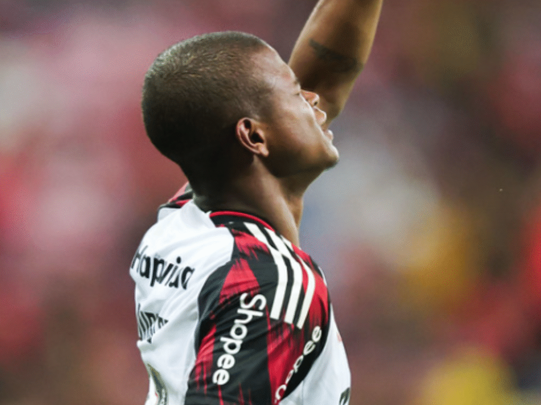 Douglas Telles, joia do Flamengo, recebe elogios de dirigente