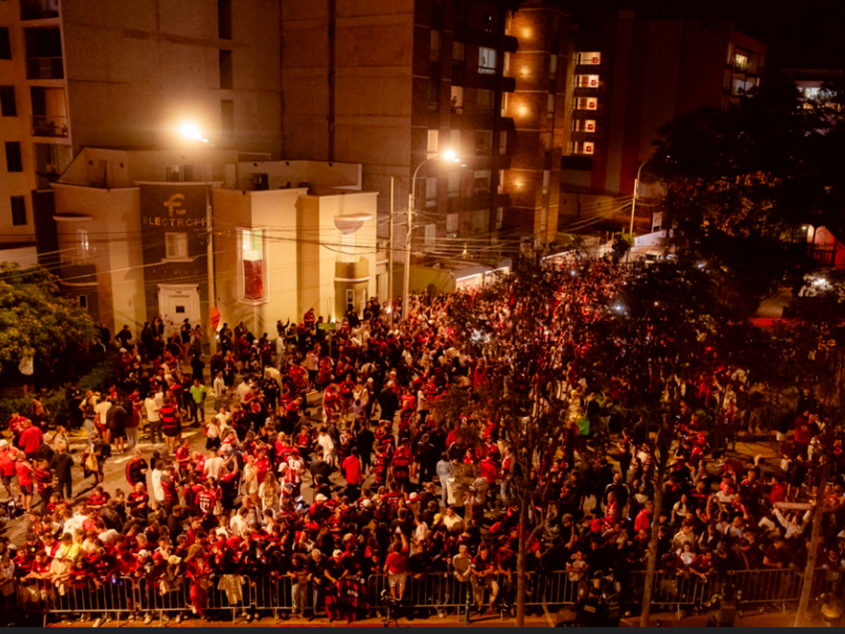 Veja como foi a chegada do elenco do Flamengo a Lima para a final da Libertadores