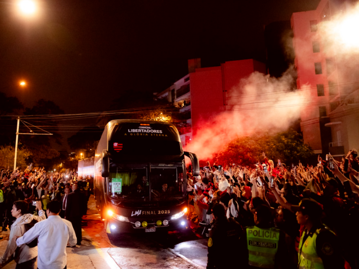 Flamengo recebe apoio da torcida na chegada à Lima