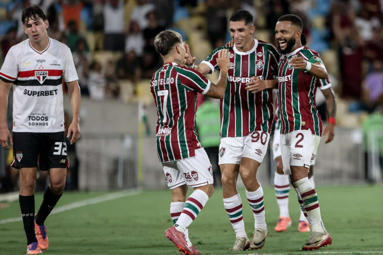 Fluminense goleia o São Paulo