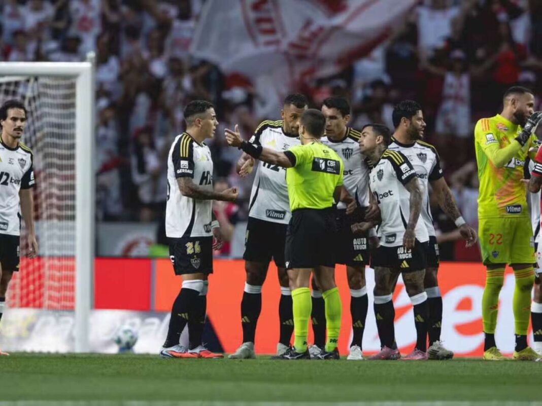 Internacional e Atlético-MG disparam contra a arbitragem