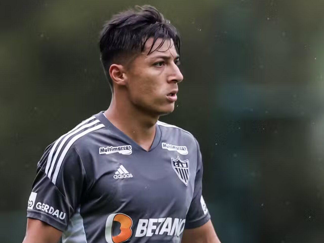 Meio-campista Alan Franco